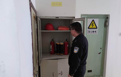 三門峽市公安局湖濱分局建設(shè)警務(wù)室對(duì)轄區(qū)賓館開展安全消防檢查