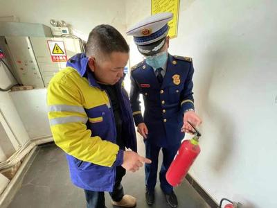 陽泉市盂縣消防大隊(duì)深入轄區(qū)加油站開展節(jié)日期間消防安全監(jiān)督檢查